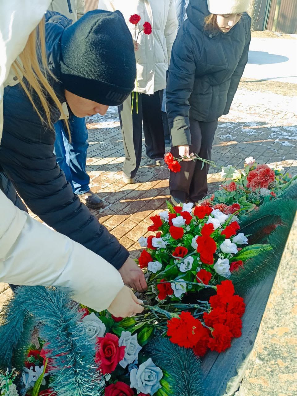 Chairman of the Veterans Council of the Solnechnogorsk Urban District, lecturer at the Moscow branch of SPbSUP G.V. Efimov, along with students from Gymnasium No. 6, laid flowers at the monument to twice Hero of the Soviet Union D.A. Dragunsky in honor of
